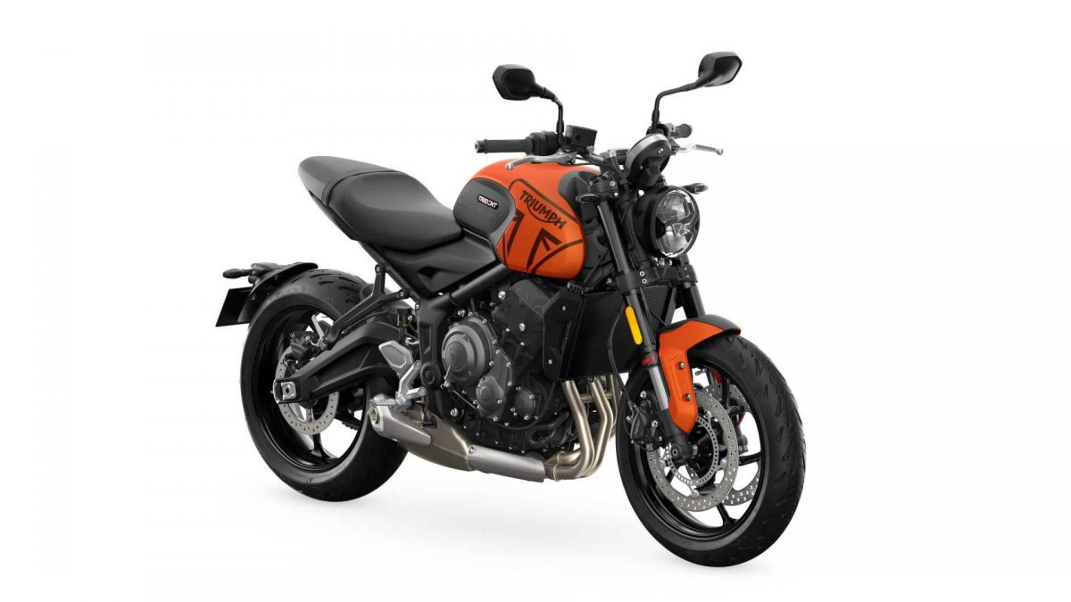 British automaker TRIUMPH has introduced new colors for the 2023 version with six models: the Trident 660, Street Triple 765 R/RS, Speed ​​Triple 1200 RS, Rocket 3 R/GT, Tiger 900. The Tiger 850 Sport and the 2023 TRIUMPH Trident 660, Speed ​​Triple 1200 R come in their own color schemes, in the form of a matte orange.  It can be said that it is a color that is liked by many people that have it all. which has to be said that this orange side of the camp has just made it out for the first time as well In addition to the fairing is orange. also cut with black to make the bike look more aggressive and beautiful Of course, our house may have seen the orange color of the two models not mid-year. It might be at the end of this year for sure.