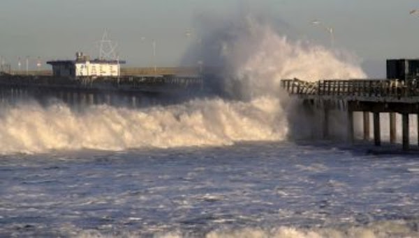 Olas de tsunami llegan a las costas mexicanas por la horrible erupción del volcán submarino (VIDEO)