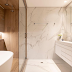 Banheiro branco e amadeirado com área molhada com banheira de imersão estilo caixa!