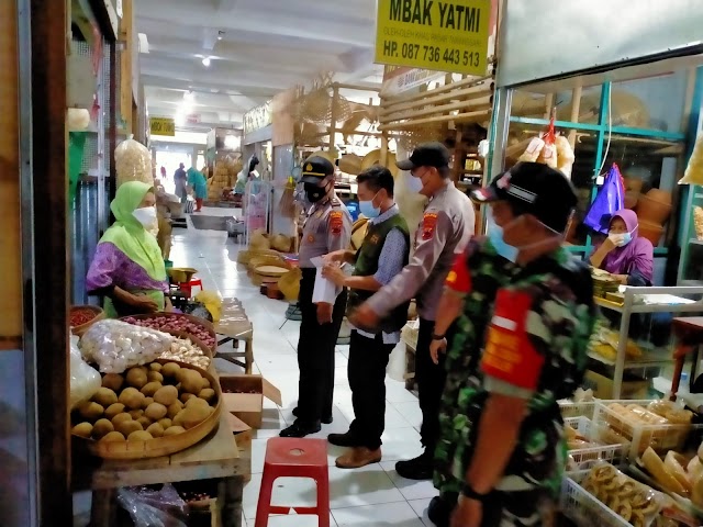 Sambangi pasar tradisional, petugas Tawangsari ajak warga tetap waspada ditengah pandemi.