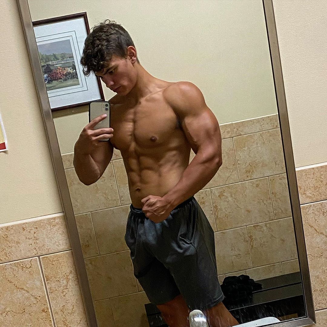 strong-shirtless-sexy-straight-baited-selfie-guy-dom-v-fitness
