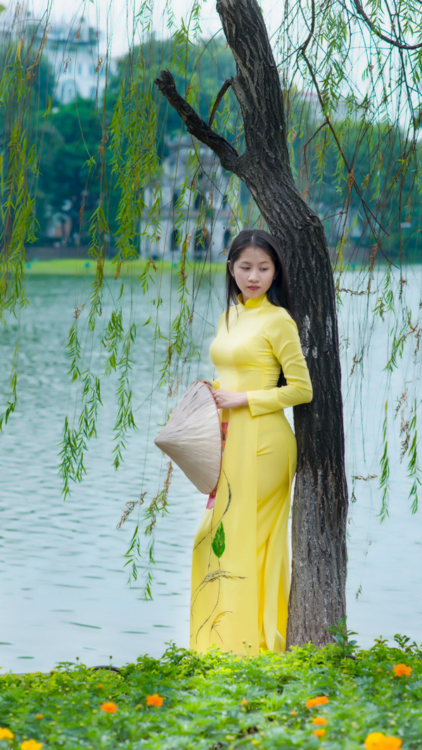 Thiếu nữ áo dài vàng, Hồ Gươm