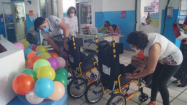 Beneficencia Pública entrega sillas de ruedas a niñas y niños del Caimede