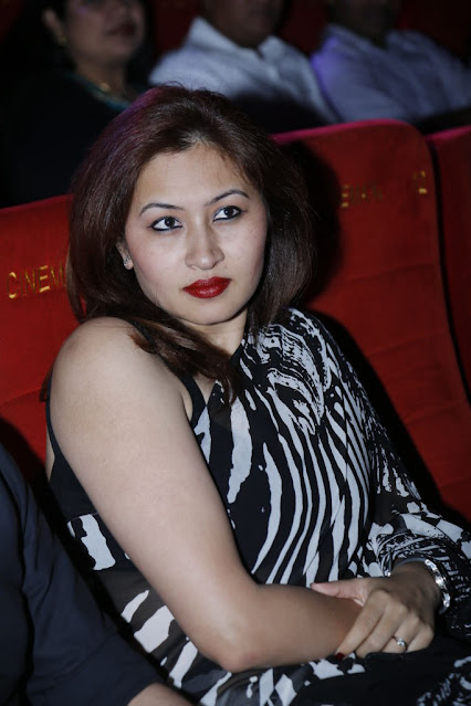 Indian Badminton Player Jwala Gutta Hot In Sleeveless Black Saree 6