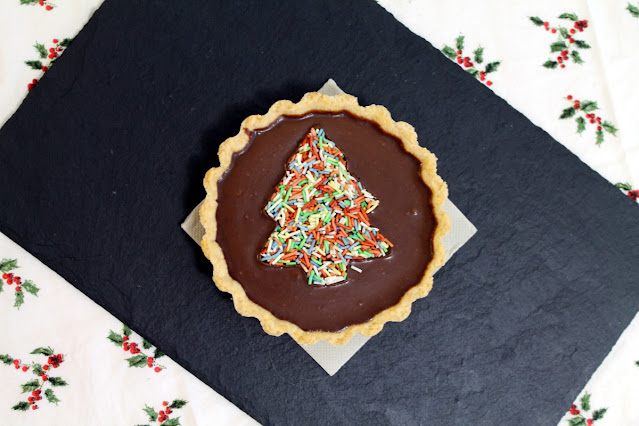 Mini tartas de Navidad de chocolate, nata y caramelo salado