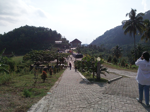 embung nglanggeran jogja dari parkiran