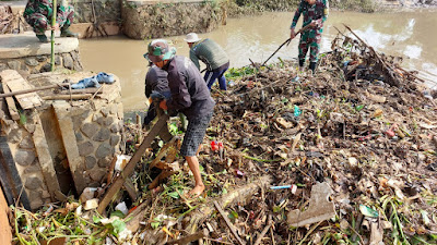 Satgas Citarum Sektor 21-01 Eksekusi Tumpukan Sampah di Pintu Air Dam Adi Maja Rancaekek