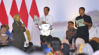 Presiden Jokowi Serahkan 3.000 Sertifikat Hak Atas Tanah di Kabupaten Bandung