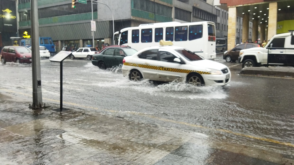 Fuertes lluvias colapsan diversas zonas de Caracas