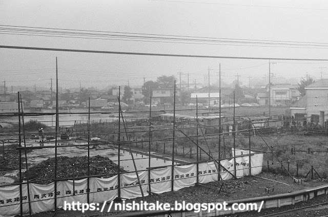 取り壊し中の所沢駅東口、西武運輸の倉庫。　　所沢　1982.9.6-9