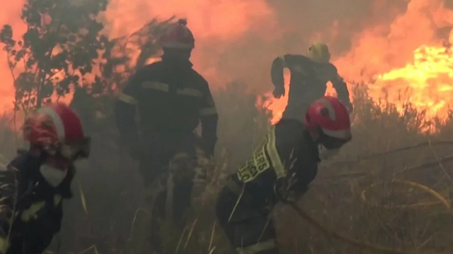 Video | El dramático momento en que los bomberos españoles huyen del fuego mientras combaten los incendios forestales
