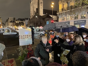 Une gintaine de personne devant la fontaine place du Quyebec alors que je lis mon discours.