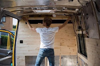 Camioneta van convertida en una mini casa rodante