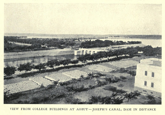 المنظر من مبنى الكلية في أسيوط، قناة يوسف، والسد على البعد
