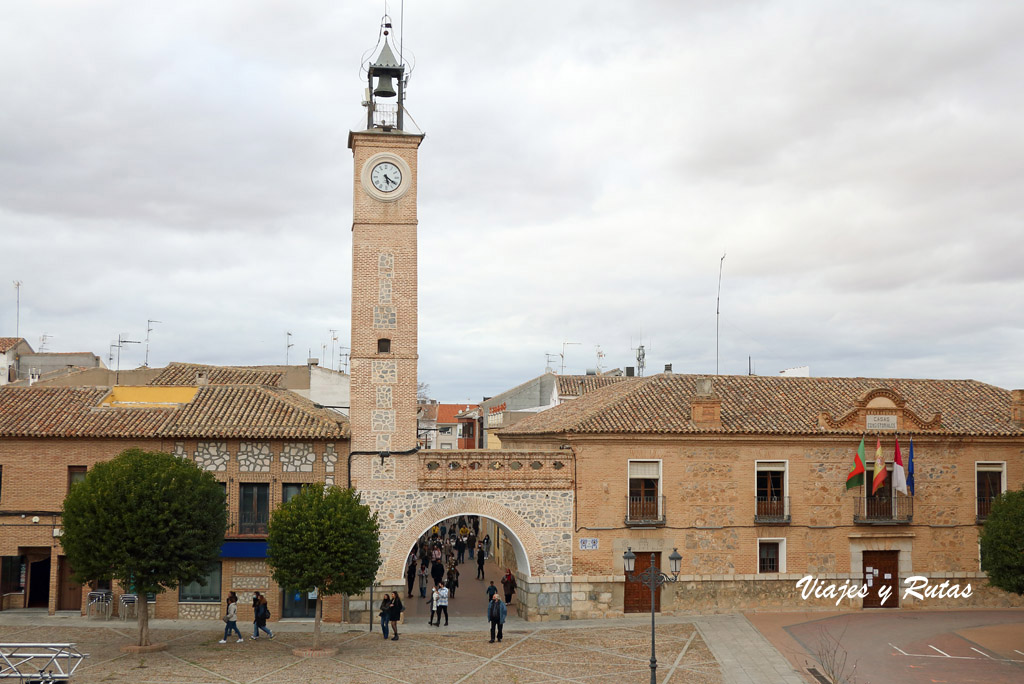 Ayuntamiento y torre del reloj de Consuegra