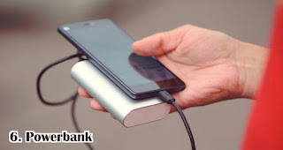 Powerbank merupakan salah satu barang yang wajib kamu bawa saat musim hujan