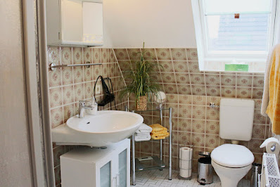 Foto Duschbad/WC mit Sicht auf WC, Dusche, Dachfenster und Waschbecken