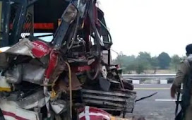 यूपी : बाराबंकी में पूर्वांचल एक्सप्रेस वे पर रोडवेज बस ट्रक में घुसी, ड्राइवर की मौत, 29 सवारी घायल  