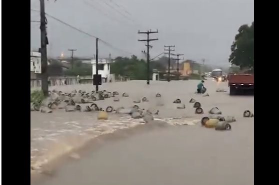 Chuva forte destrói depósito e arrasta botijões de gás pelas ruas da cidade; veja vídeos