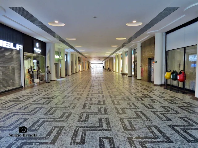 Vista ampla da galeria comercial interna do Conjunto Nacional na Avenida Paulista
