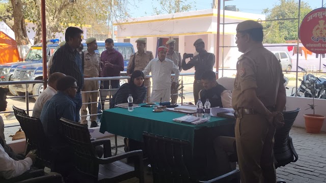 Jaunpur : ​​जनता की शिकायतों को गंभीरता से लें अधिकारी : डीएम