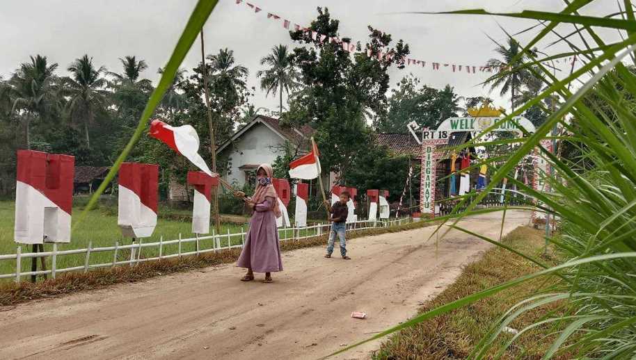 Foto kehidupan anak desa