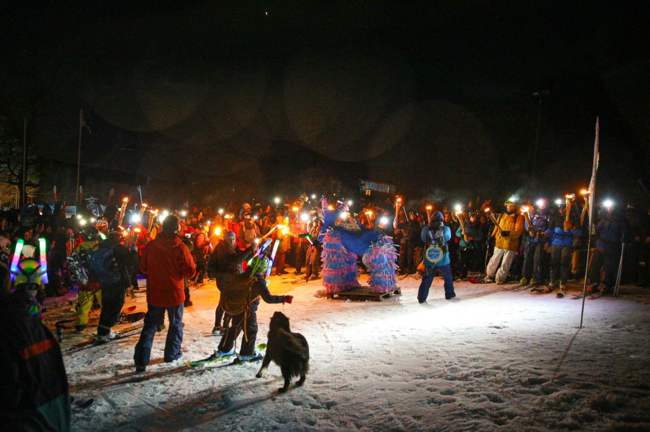 ESTE SÁBADO SE REALIZARÁ LA  BAJADA CON ANTORCHAS EN EL CENTRO DE MONTAÑA GLACIAR MARTIAL