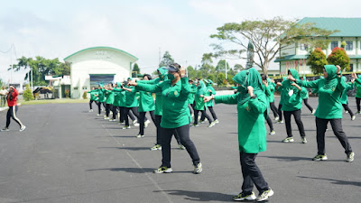 Keluarga Besar Persit KCK PD XIII/Merdeka Olah Raga Zumba Bersama