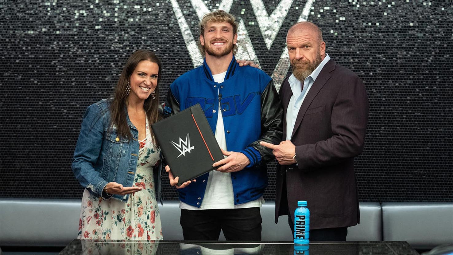 نجم يوتيوب جايك باول يوقع عقدًا مع WWE