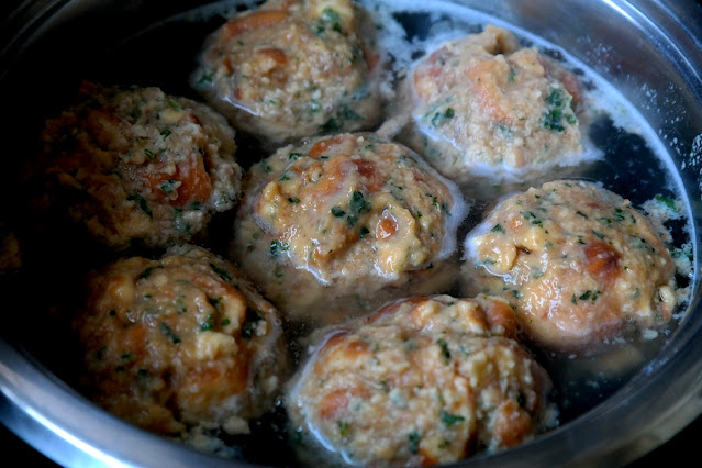 Knödel sind fertig, wenn sie oben schwimmen.