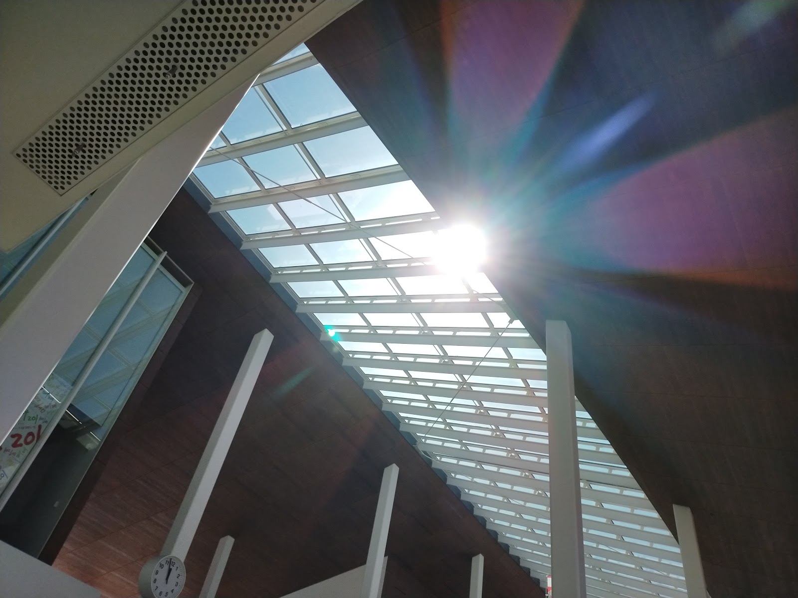フェリー乗り場の天井、太陽光がとても綺麗。