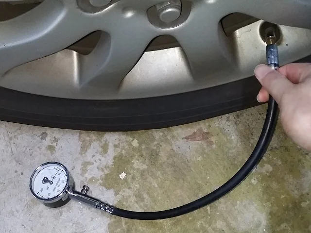 用氣壓錶測量車胎未充氣前的氣壓，胎內氣壓大約 15psi