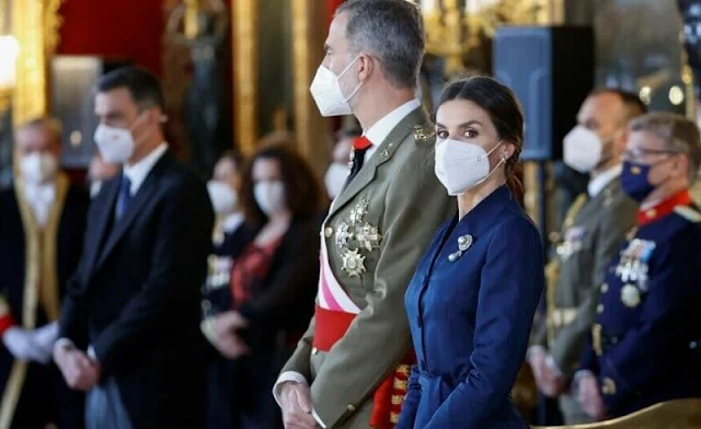 Letizia wore a blue long dress. Bulgari hoop earrings. pearl white gold and diamonds brooch. Karen Hallam gold ring. black fur jacket