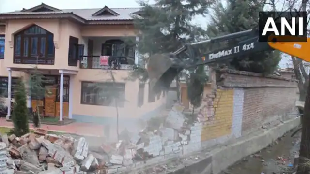 कश्मीर में चला योगी  स्टाईल वाला बुलडोजर हिजबुल आतंकवादी के घर पर चला बुलडोजर