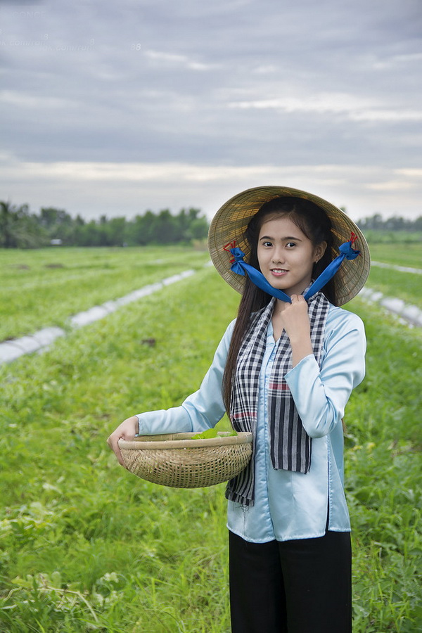 Thiếu nữ áo bà ba xanh