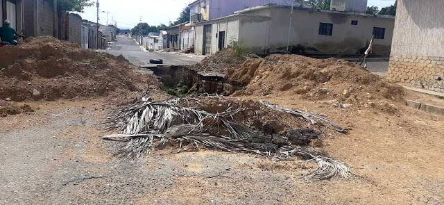 HIDROLARA DEJÓ ENORMES CRÁTERES EN LA CALLE MÉRIDA