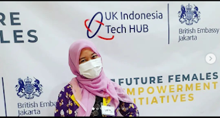 Dian Nafi dengan outer batik ungu kuning di Kedutaan UK (Inggris)