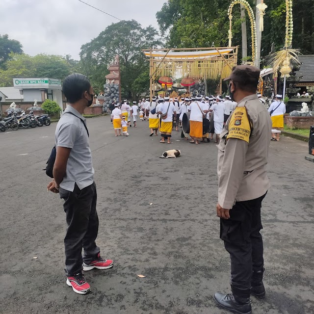 Amankan Kegiatan Upacara Agama, Bhabinkamtibmas Desa Sangeh Berkolaborasi Bersama Pecalang