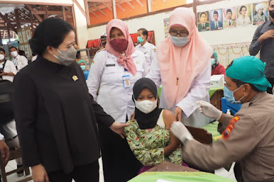 Puan Maharani  Berikan Hadiah Tas Ransel pada Siswa SDN 1 Sawahan, Saat Tinjau Vaksinasi 