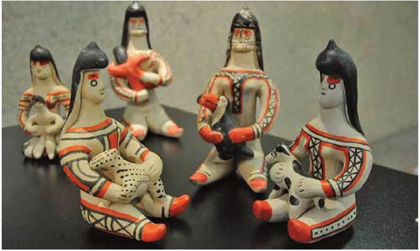 Observe a imagem e o texto a seguir sobre as bonecas de cerâmica ritxòkò