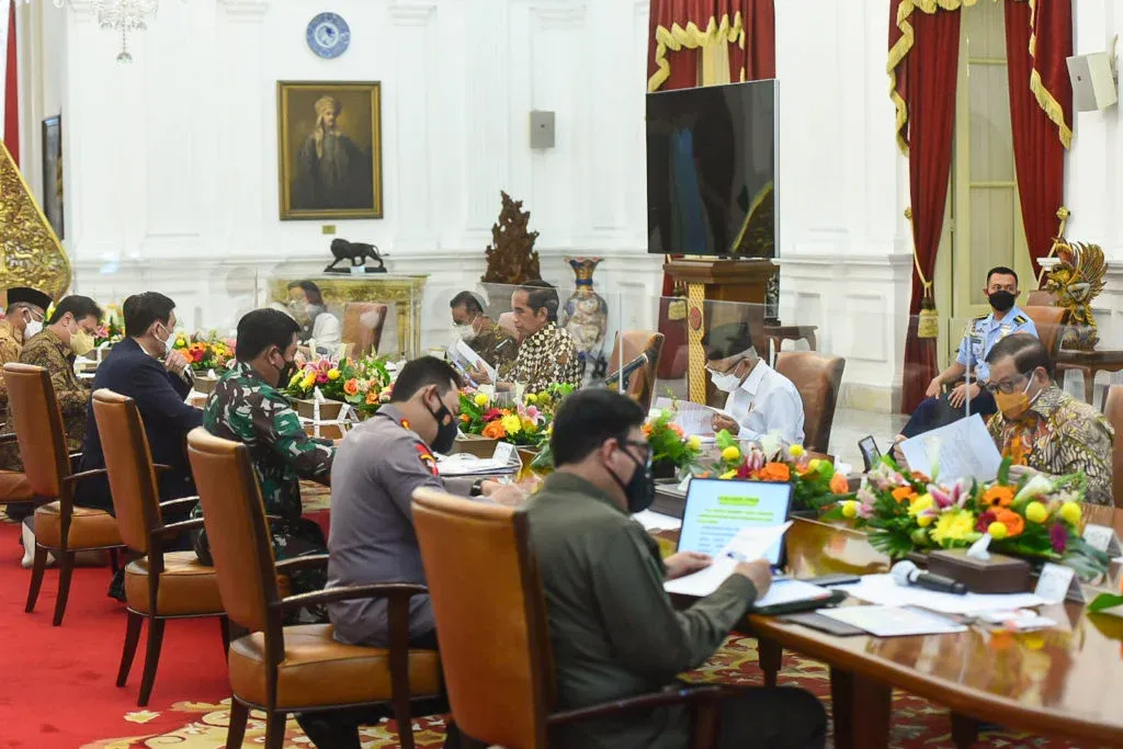 President Jokowi leads the Meeting on PPKM Evaluation, Monday (15/11/2021), at the Merdeka Palace, Jakarta. (Photo: Cabinet Secretariat/Agung)