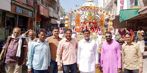 झाबुआ के छोटा तालाब स्थित मनकामेश्वर महादेव मंदिर से माता पूजन हेतु शिव-पार्वती को करवाया गया शहर भ्रमण