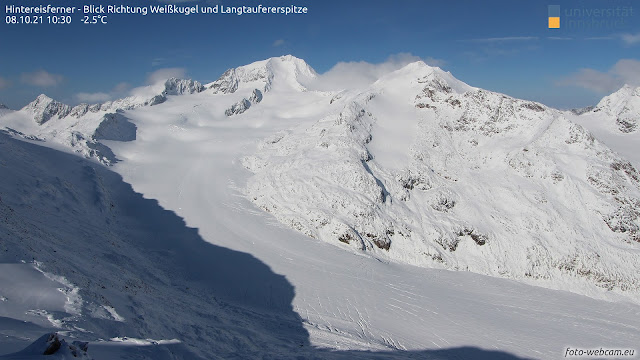 Dopo il fronte freddo con nevicate, le nuvole se ne vanno. Vista in direzione Palla Bianca. Sono interessanti i crepacci all'Hintereisferner, tanti ancora ben visibili, ma alcuni - almeno i piccoli - possono anche essere già coperti dalla neve fresca ventata.