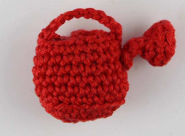 crochet free pattern amigurumi vegetable garden leek lettuce cabbage carrot cauliflower basket gardening watering can