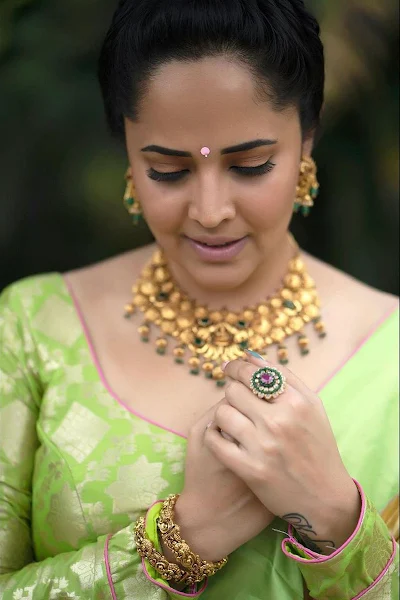 Anasuya bharadwaj traditional saree photoshoot gallery