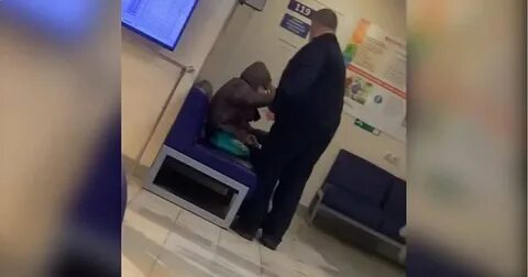   В Ярославле в поликлинике охранник прыснул 80-летней пенсионерке из газового баллончика, из-за того, что та зашла в погреться