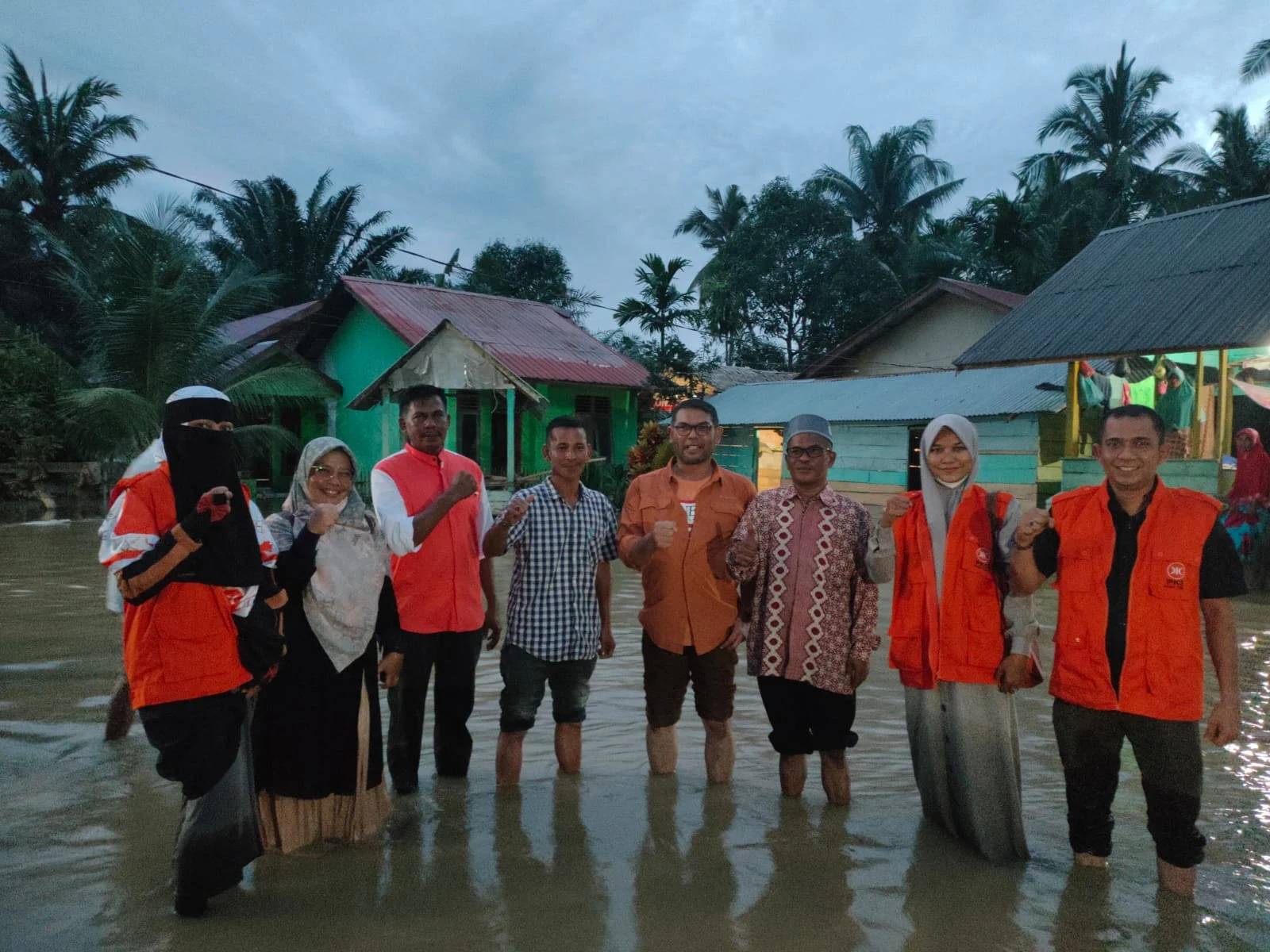 Terobos Banjir, Nasir Djamil dan PKS Aceh Timur Salurkan Bantuan untuk Korban Banjir