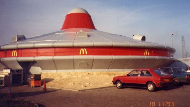 El curioso restaurante McDonald’s con forma de OVNI en Alconbury (Inglaterra)