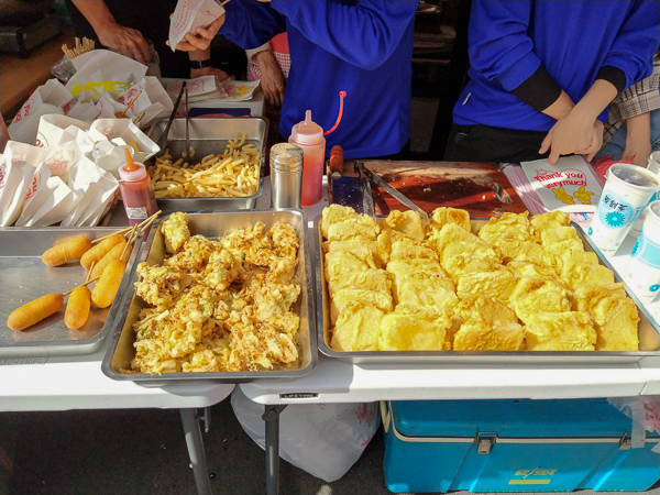 台中太平崇正基金會愛心蔬食園遊會，崇正寶宮60個攤位好熱鬧