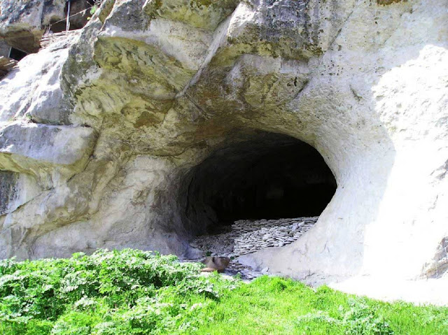 Пещера на Мангуп-Кале